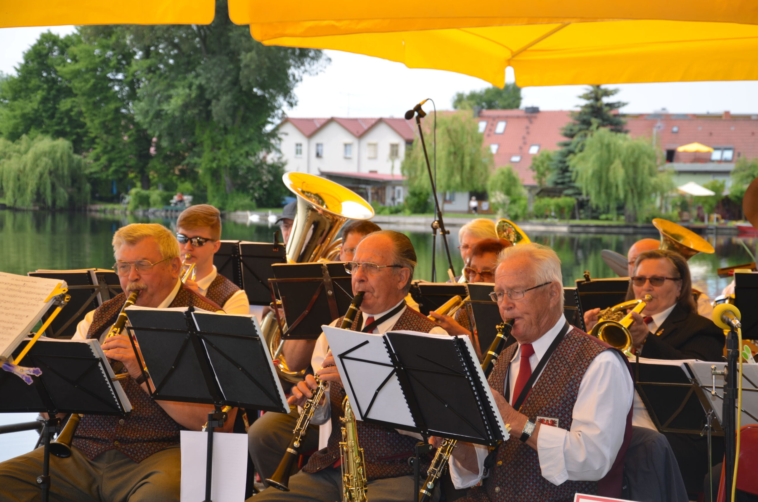 Der Musikverein Müllrose e.V. spielt am Oder-Spree-Kanal