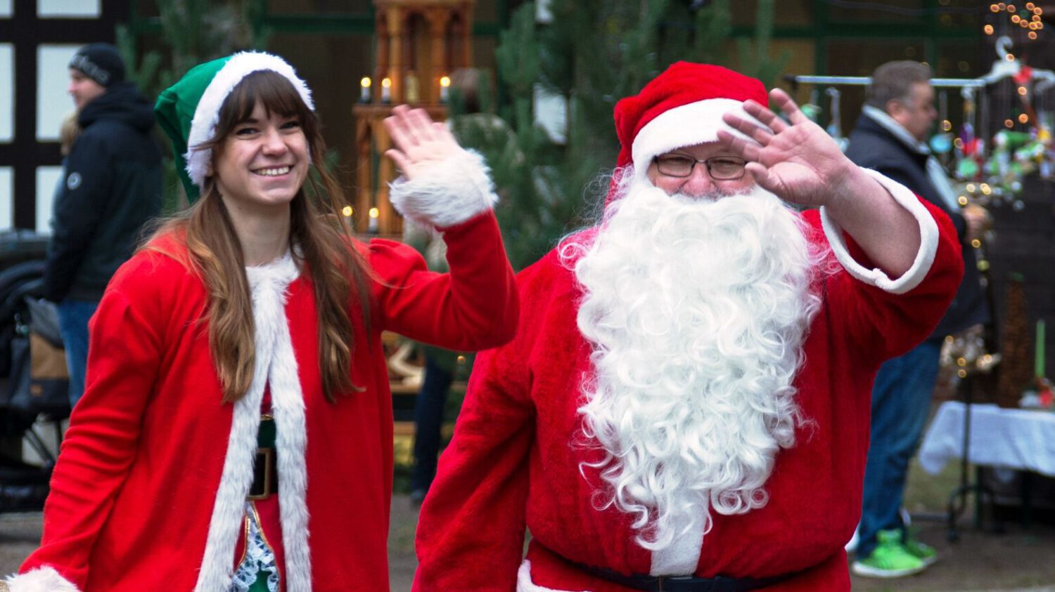 Weihnachtsmann und Wichtel auf dem Müllroser Weihnachtszauber