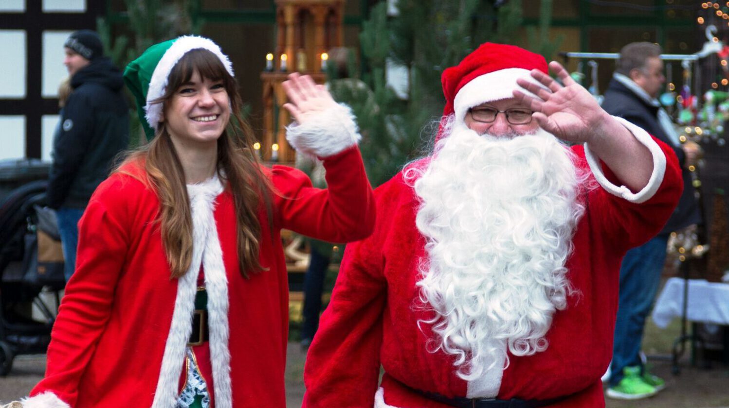 Weihnachtsmann und Wichtel auf dem Müllroser Weihnachtszauber