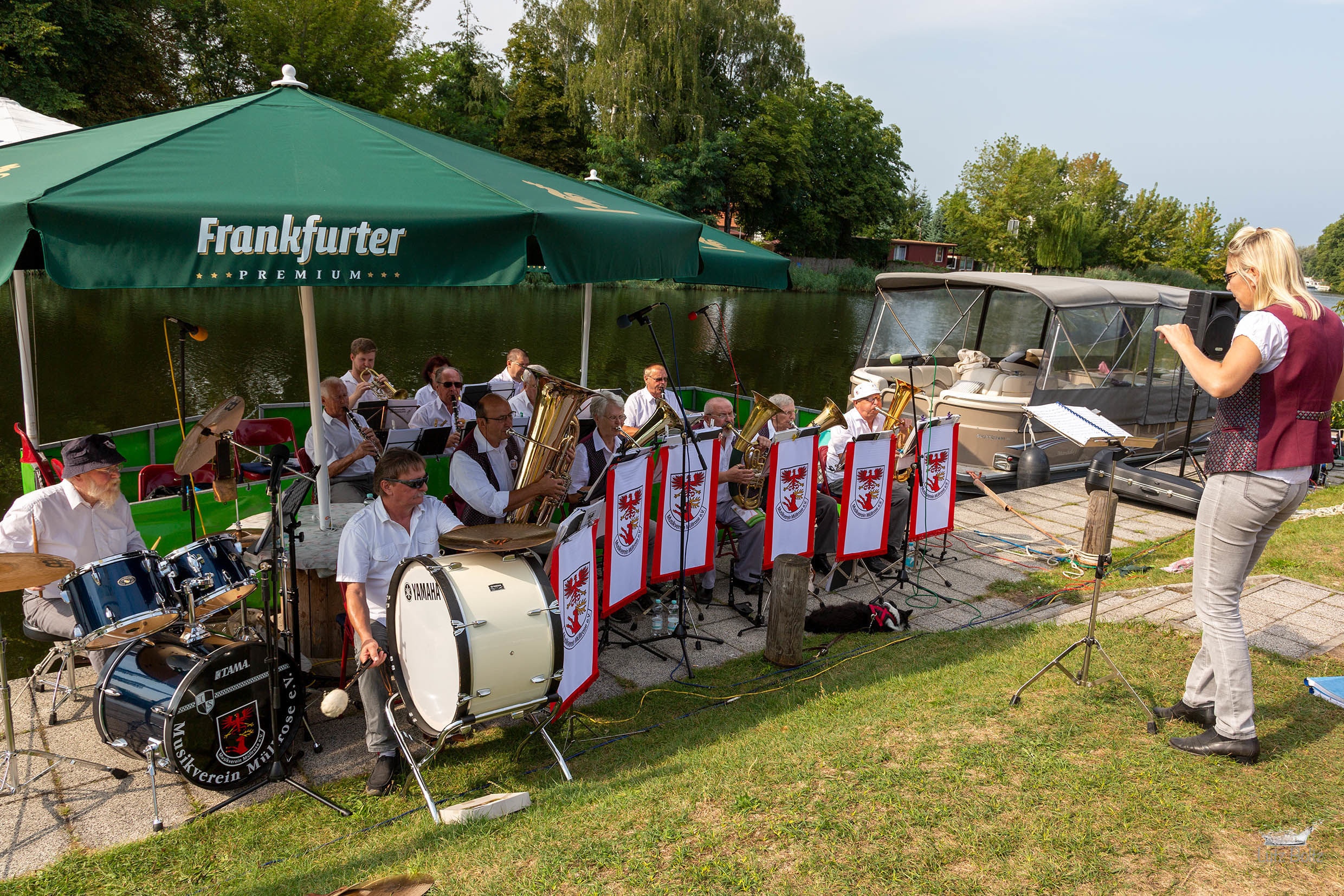 Der Musikverein Müllrose e.V. spielt am Oder-Spree-Kanal